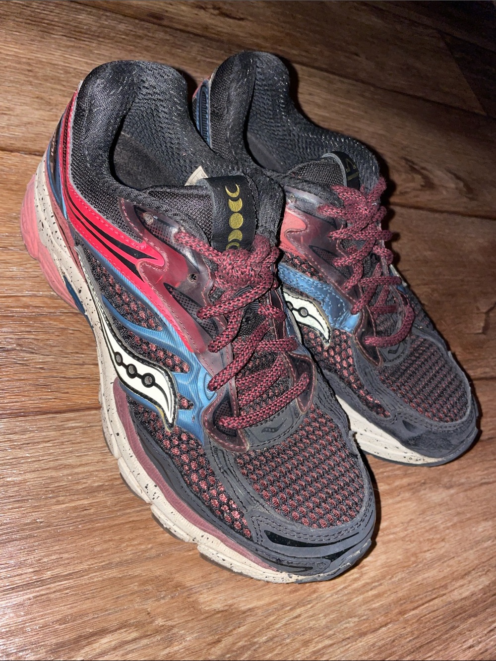 Saucony Progrid Omni 9 Autumnal Equinox Red /Blue Sneaker Woman Size 6